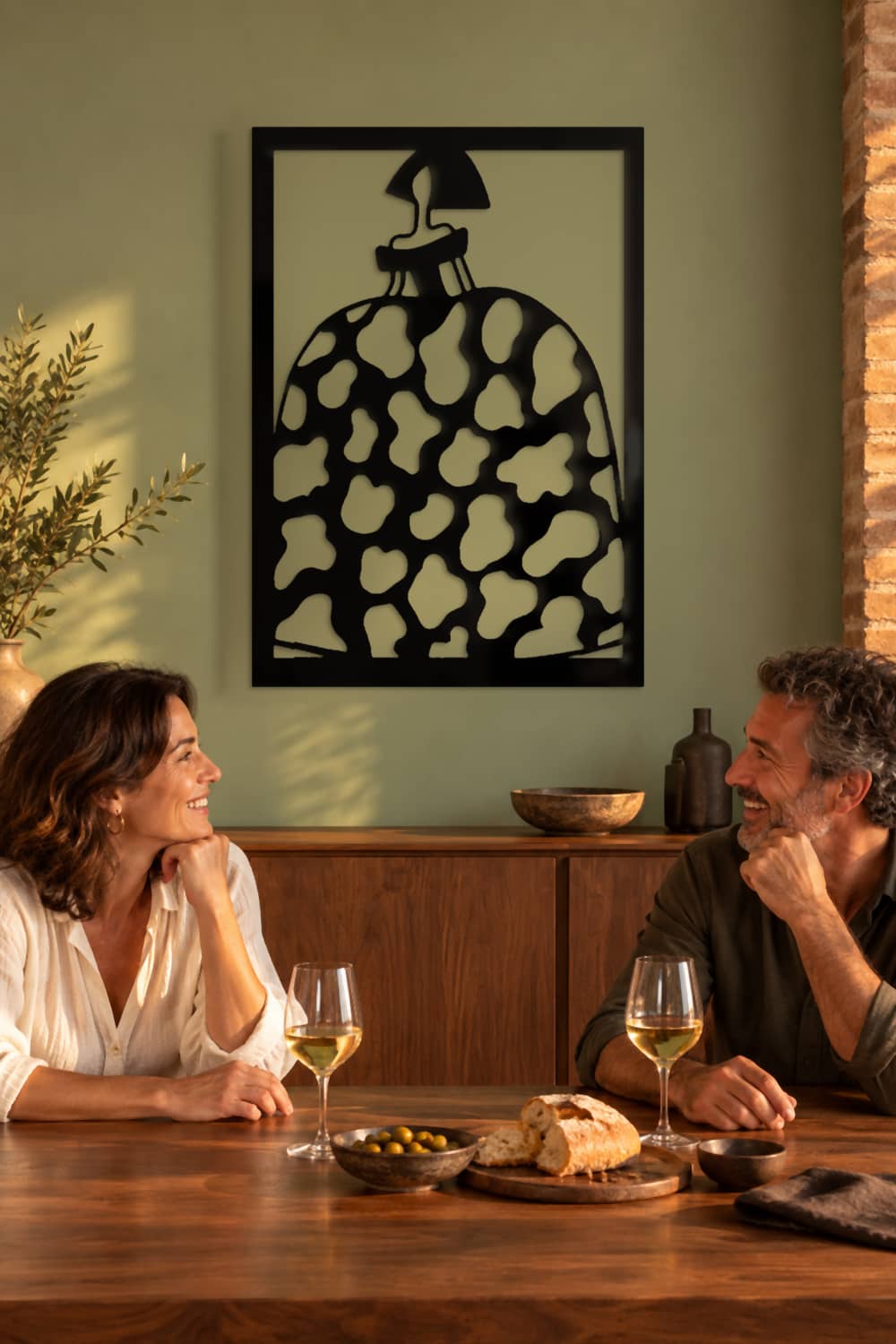 Menina Muu en un comedor verde de loft durante una conversación entre amigos