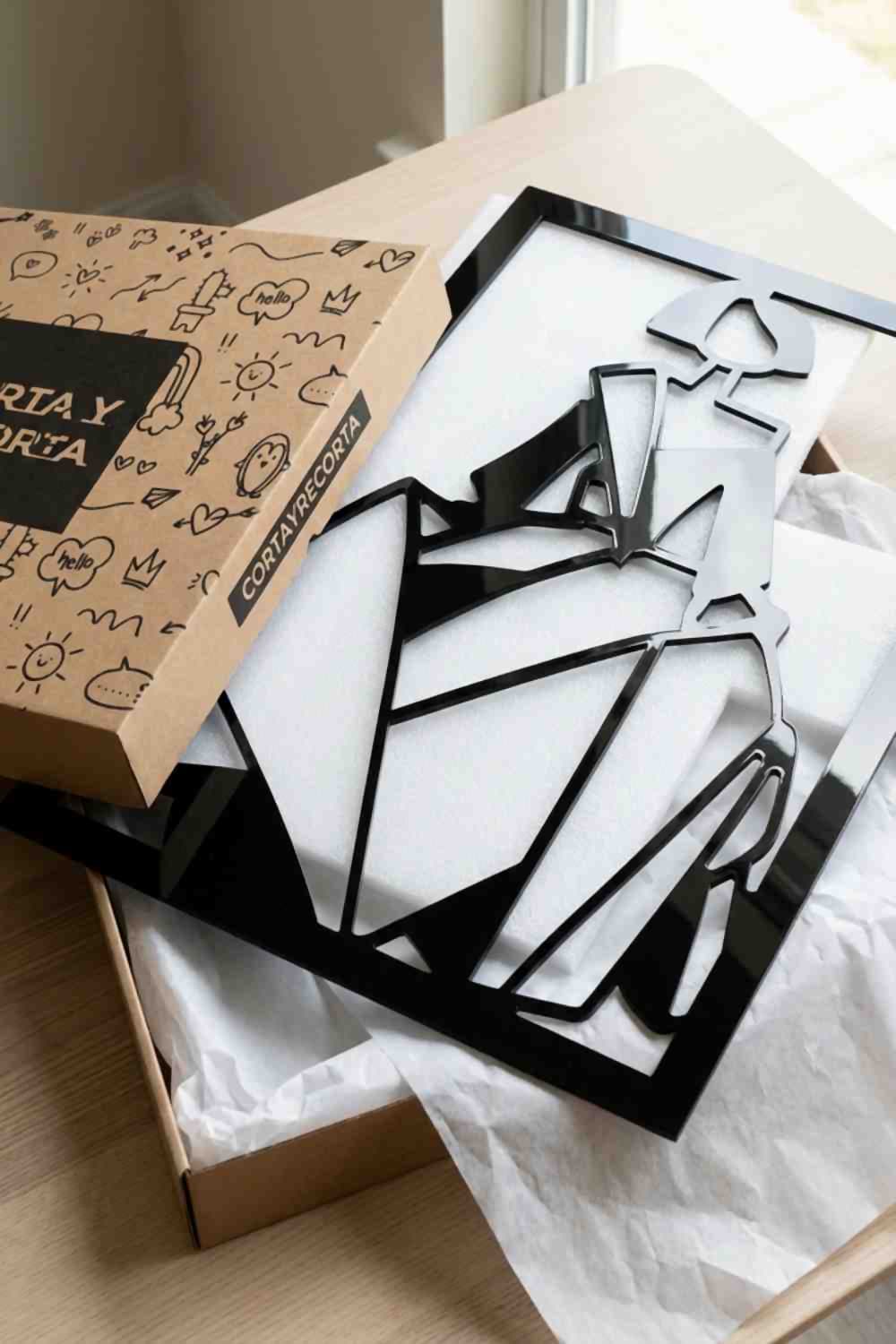 Cuadro Menina Quebrada de aluminio negro en su caja de Corta y Recorta, listo para regalar