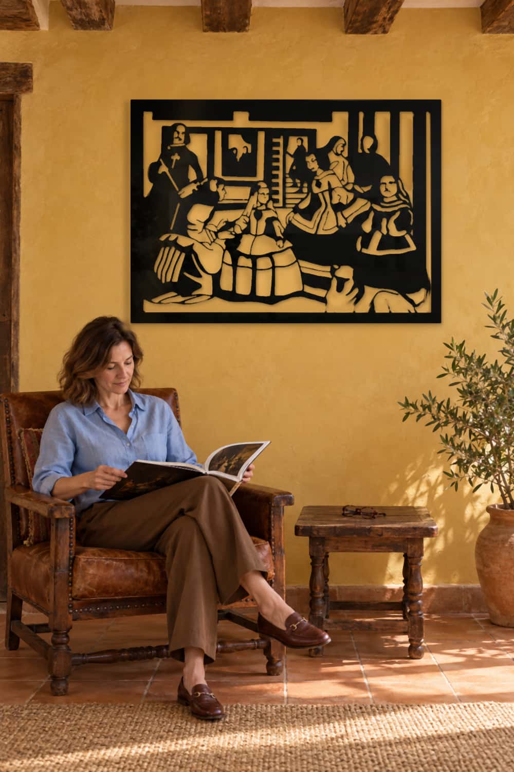 Meninas Velázquez junto a una lectora de arte en una casa castellana con vigas.