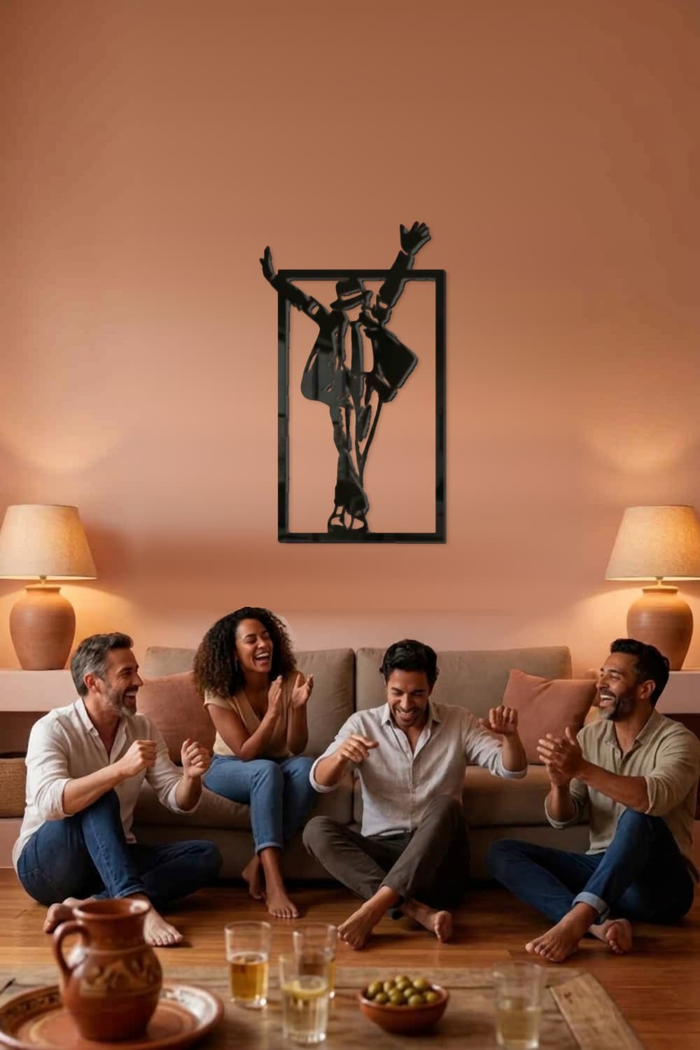 Michael Jackson en un salón terracota con amigos compartiendo una tarde de música.