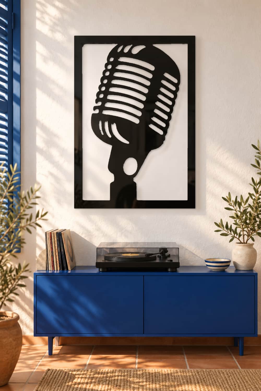 Micrófono, cuadro de aluminio negro: salón mediterráneo blanco y azul con tocadiscos