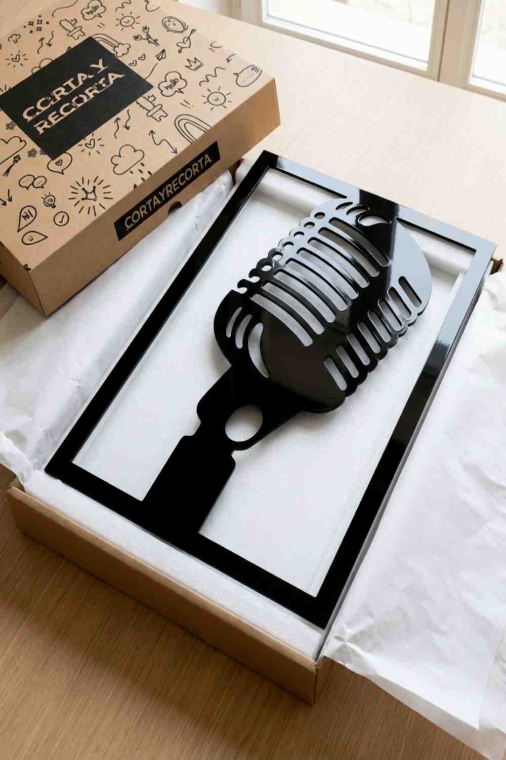 Micrófono, cuadro de aluminio negro en su caja original Corta y Recorta