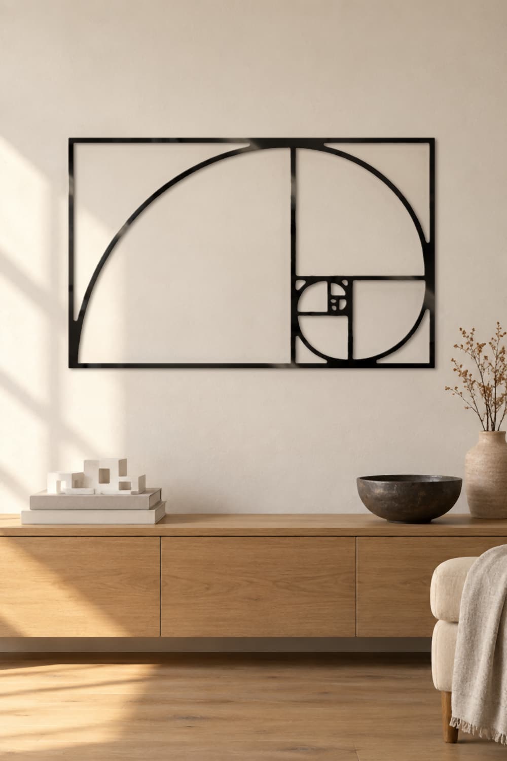 Cuadro de metal Proporción Áurea en negro brillante sobre un aparador bajo de roble en un salón luminoso