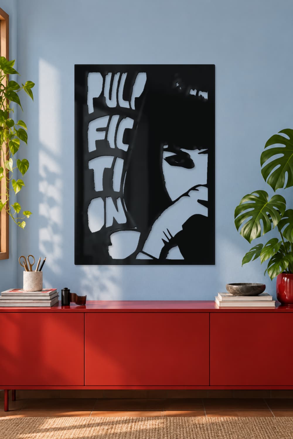 Pulp Fiction en aluminio negro sobre aparador rojo en estudio creativo con plantas