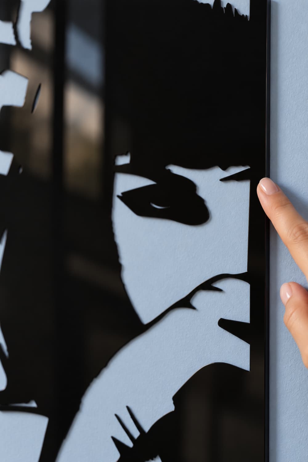 Pulp Fiction: detalle del ojo de Mia y dedo sobre el canto de aluminio negro