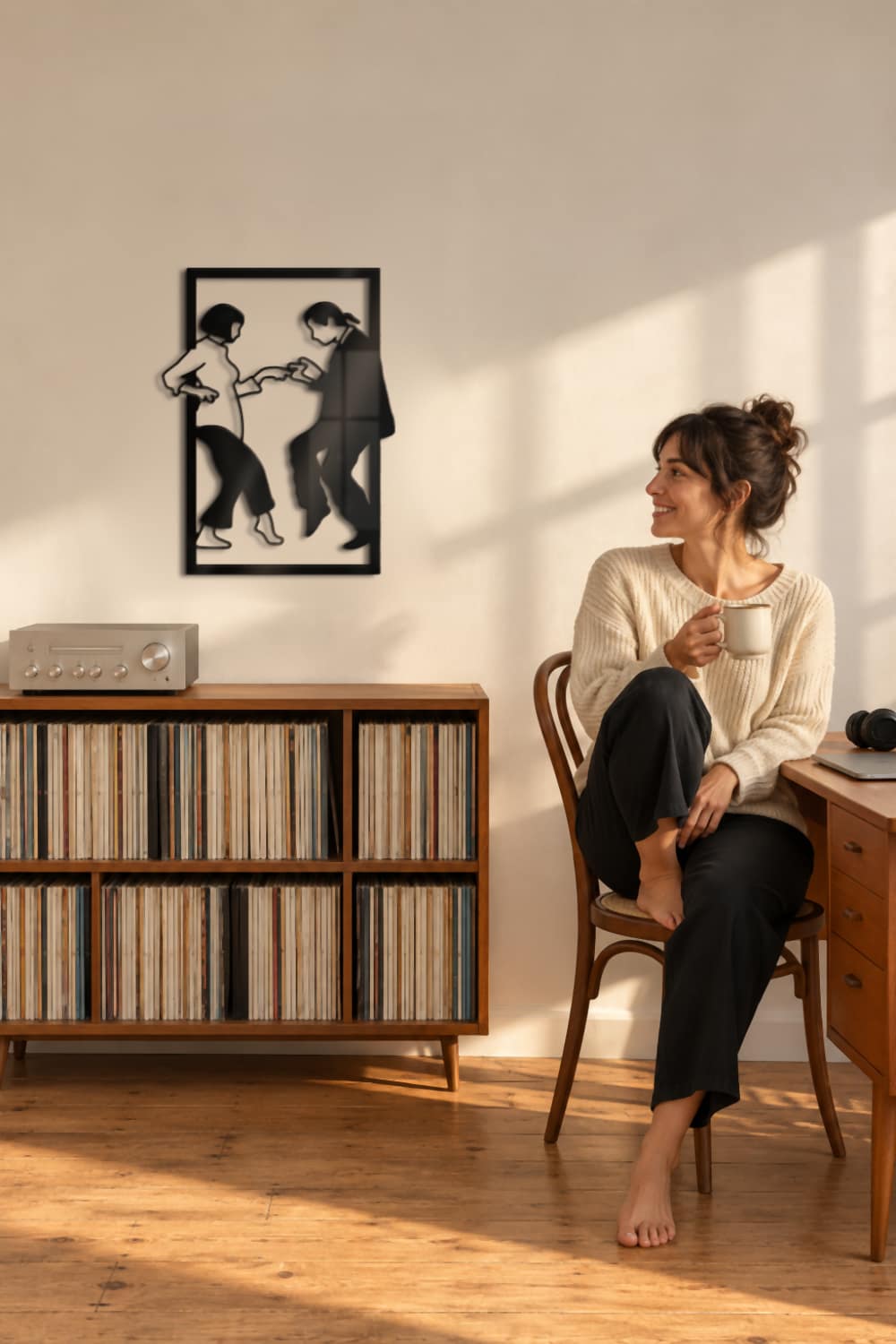Pulp Fiction Dance Original de 70 cm sobre una estantería de vinilos en un estudio con sol de mañana