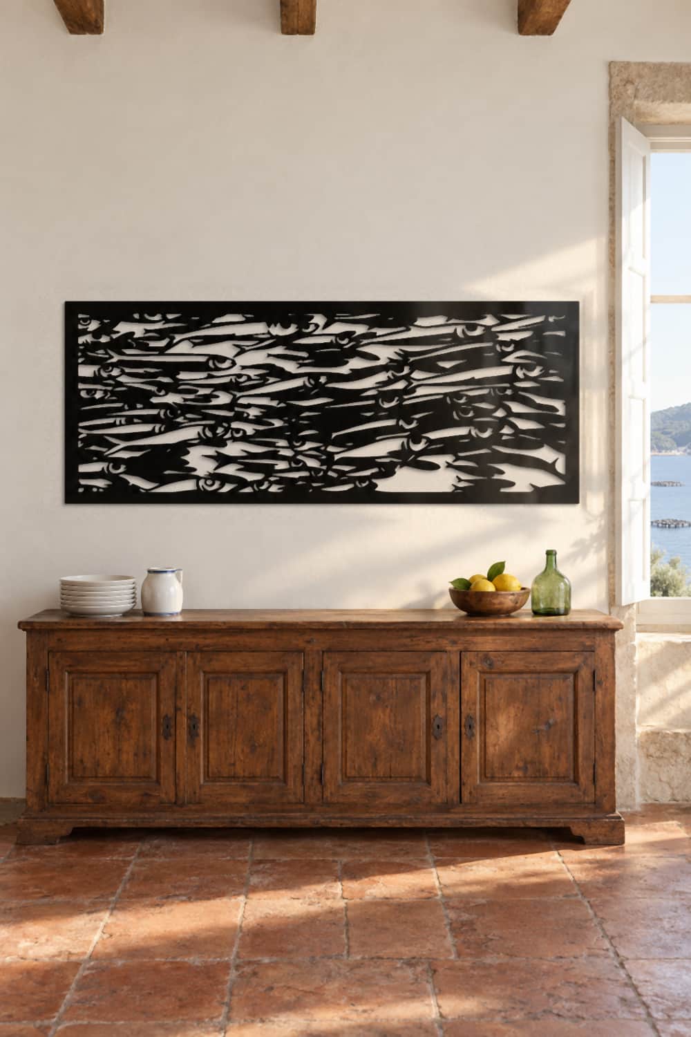 Cuadro Sardinetas de aluminio negro sobre un aparador de castaño en un comedor marinero junto a la ría