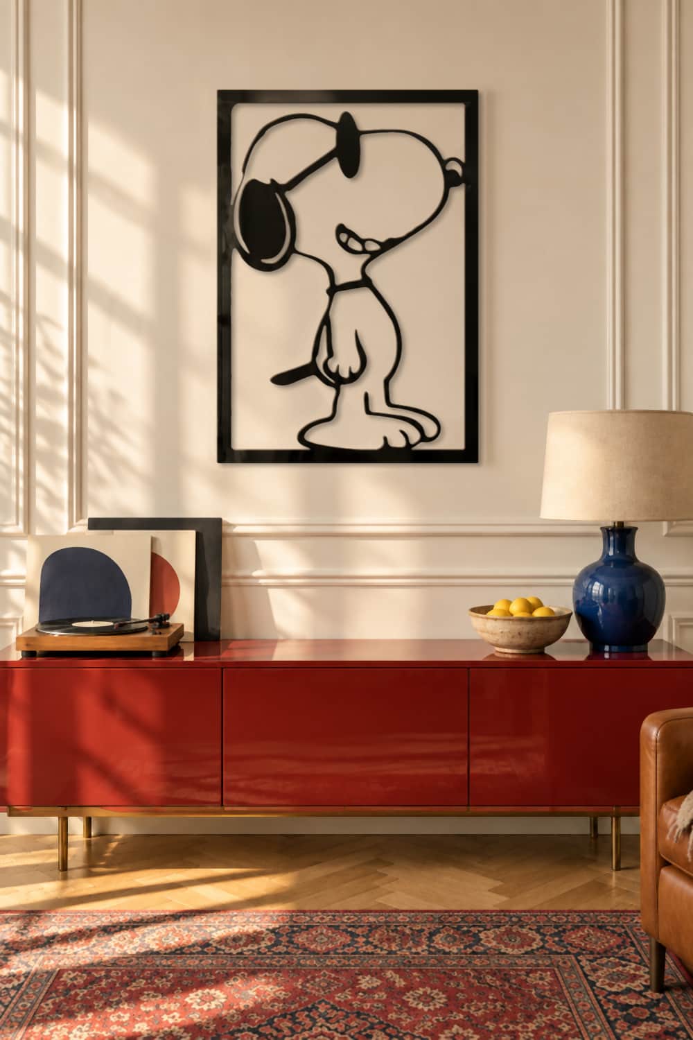 Cuadro de metal Snoopy Joe Cool en aluminio negro brillante sobre un aparador rojo con tocadiscos