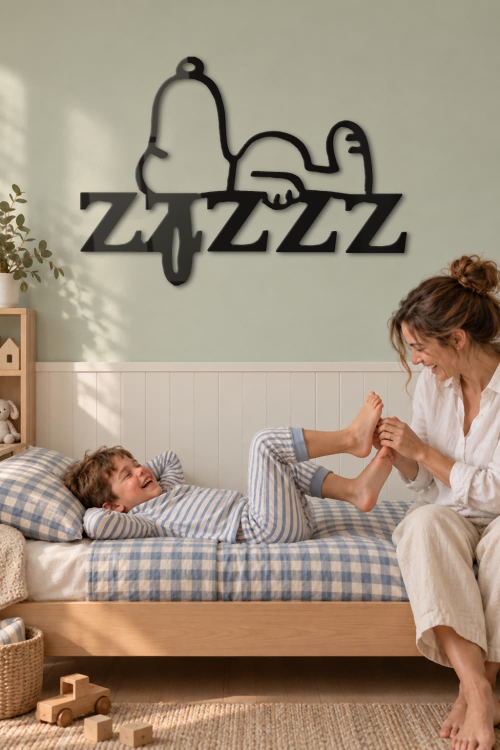 Snoopy Durmiendo en un dormitorio infantil verde salvia: un niño ríe mientras su madre le hace cosquillas