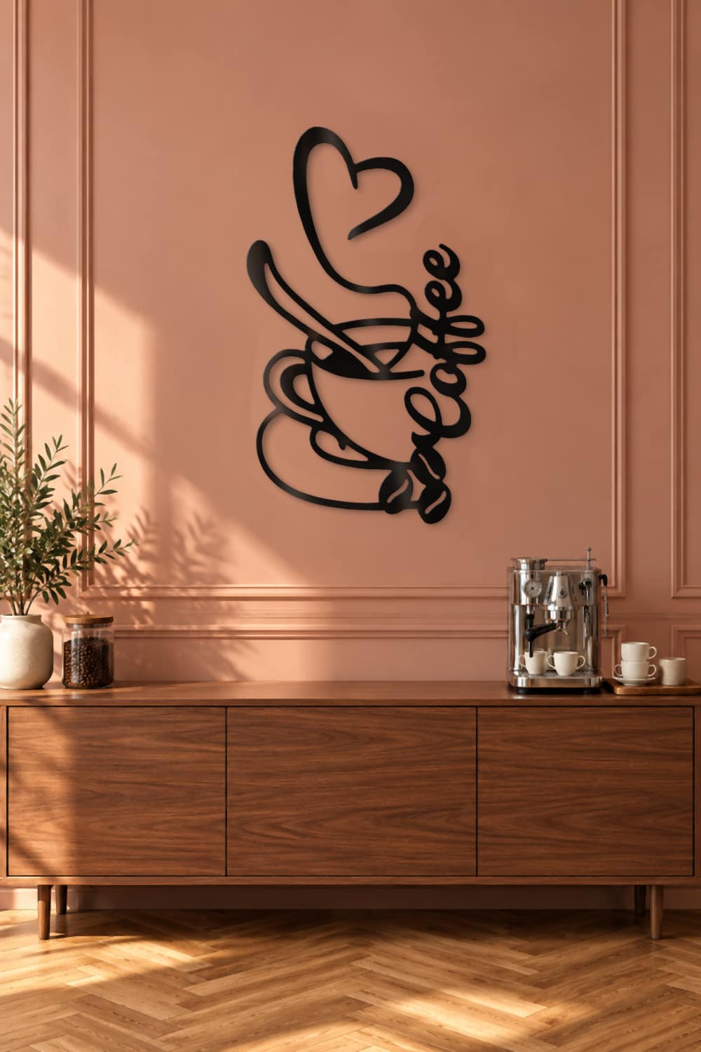 Taza De Café de aluminio negro en un rincón de café con molduras rosas en Madrid