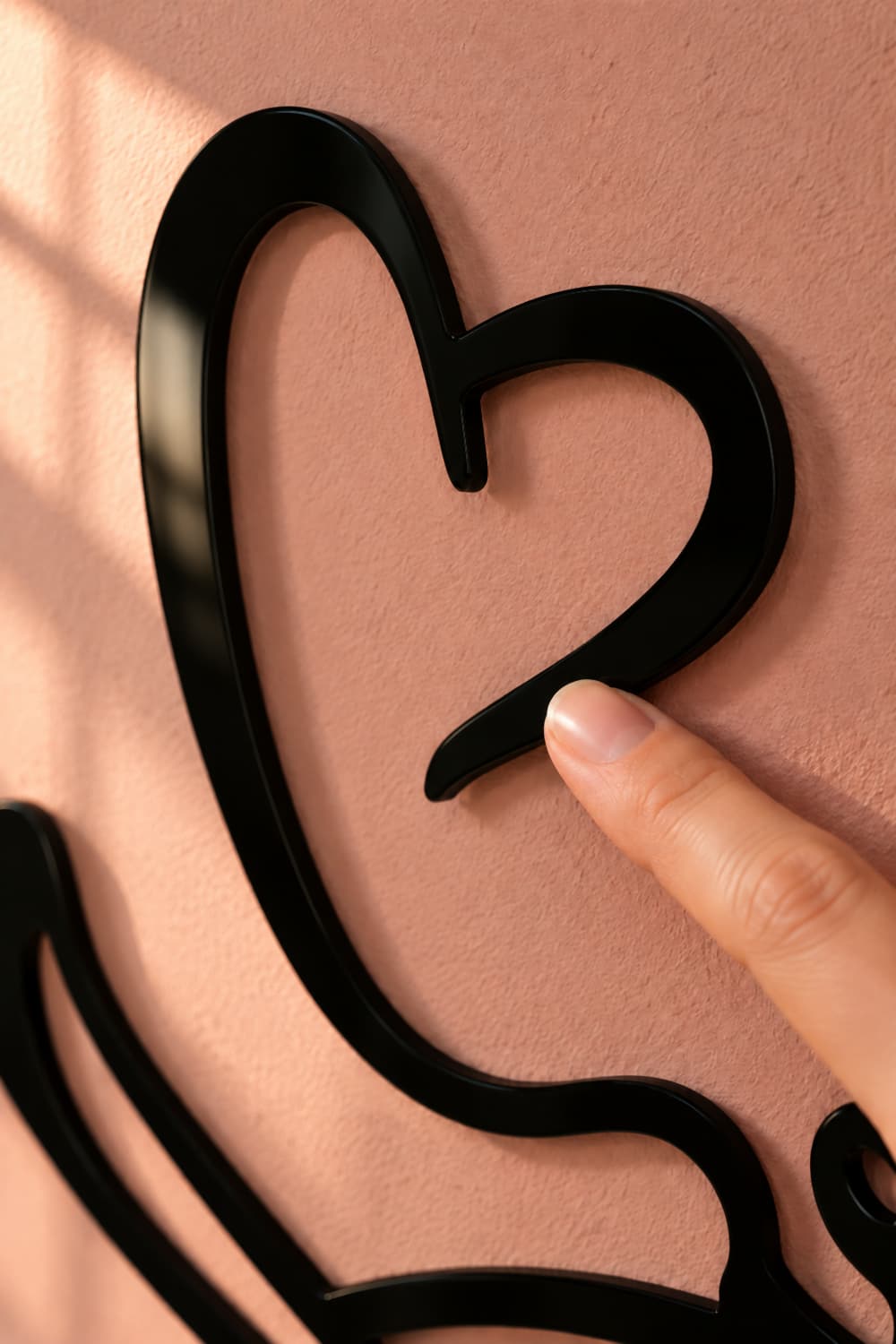 Taza De Café: detalle del corazón de aluminio lacado negro con un dedo sobre el acabado