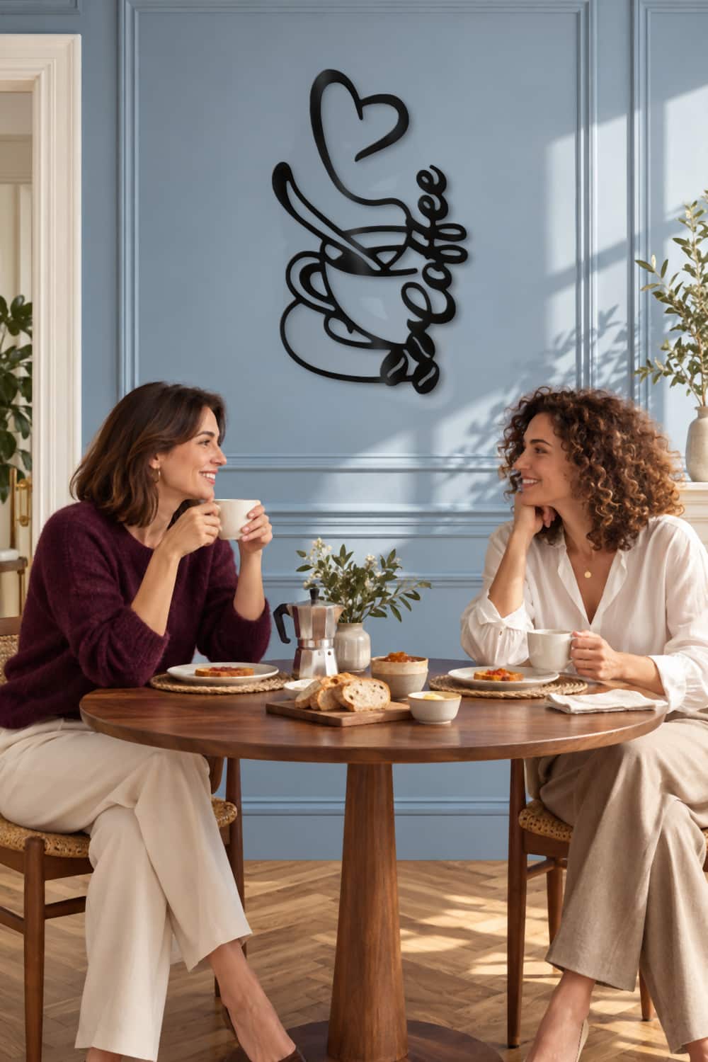 Taza De Café en un comedor azul durante un desayuno compartido entre amigas