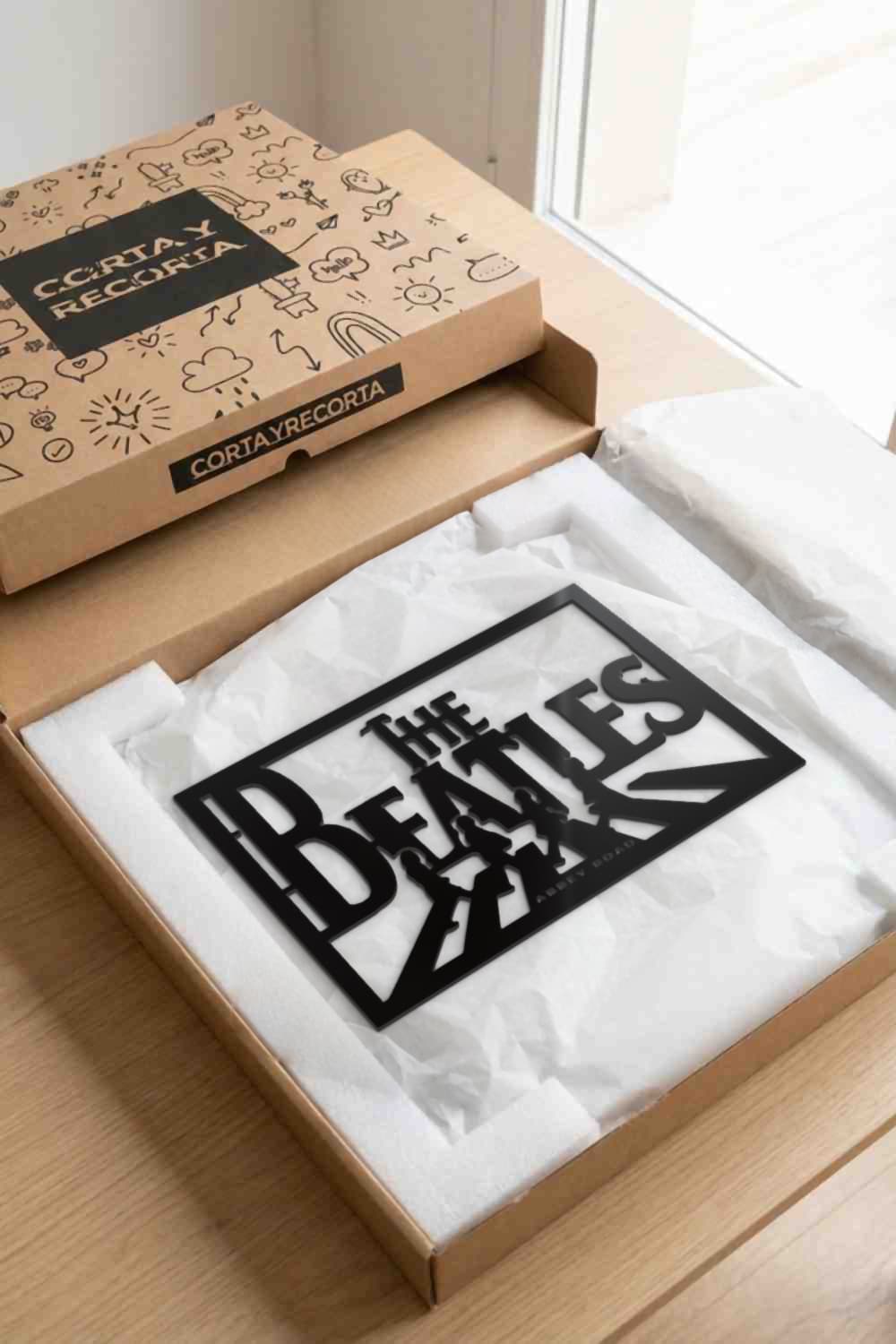 Cuadro The Beatles en su caja Corta y Recorta, protegido con espuma y papel de seda, listo para regalar