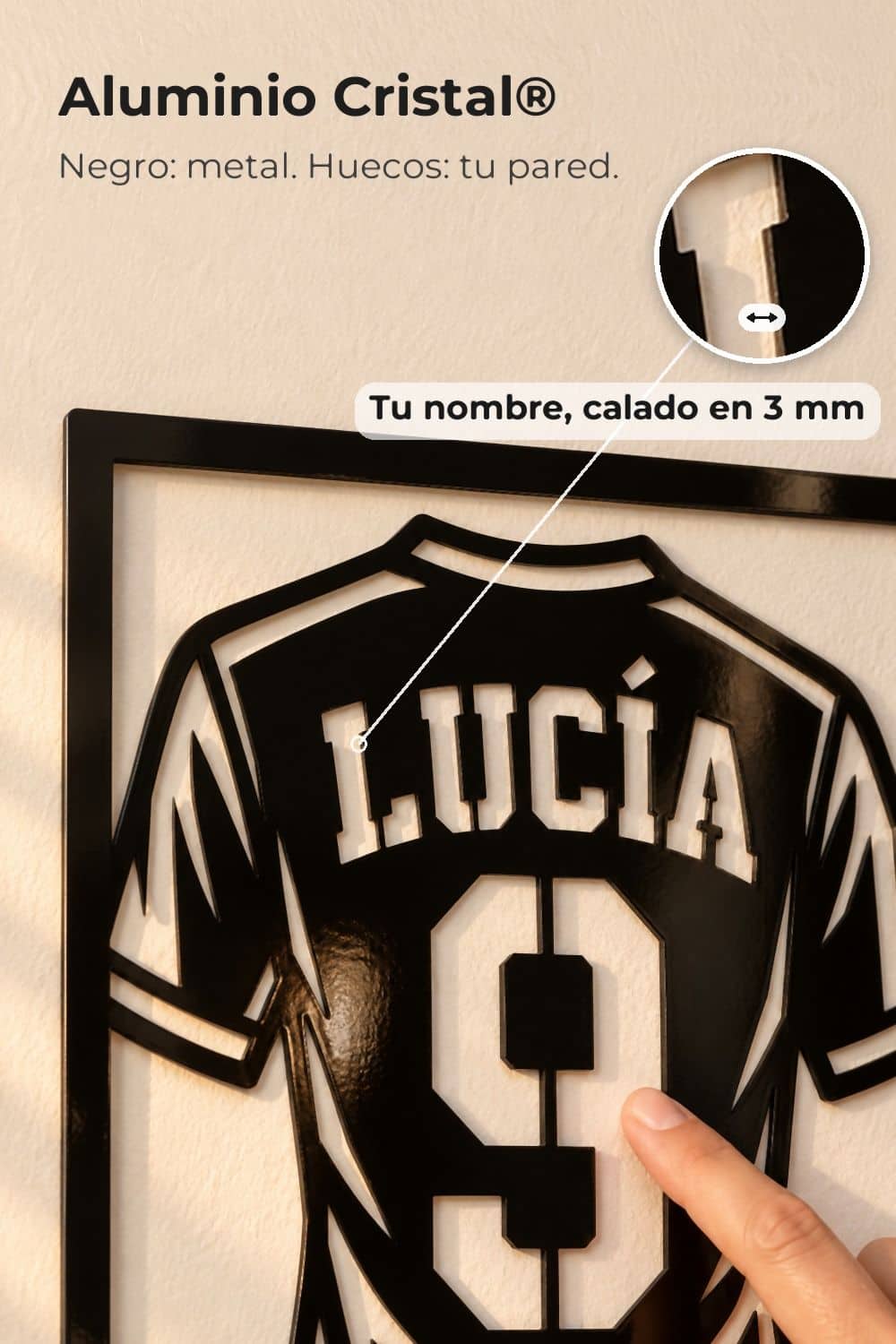 Detalle del nombre LUCÍA y el número 9 calados en una camiseta de fútbol de Aluminio Cristal®