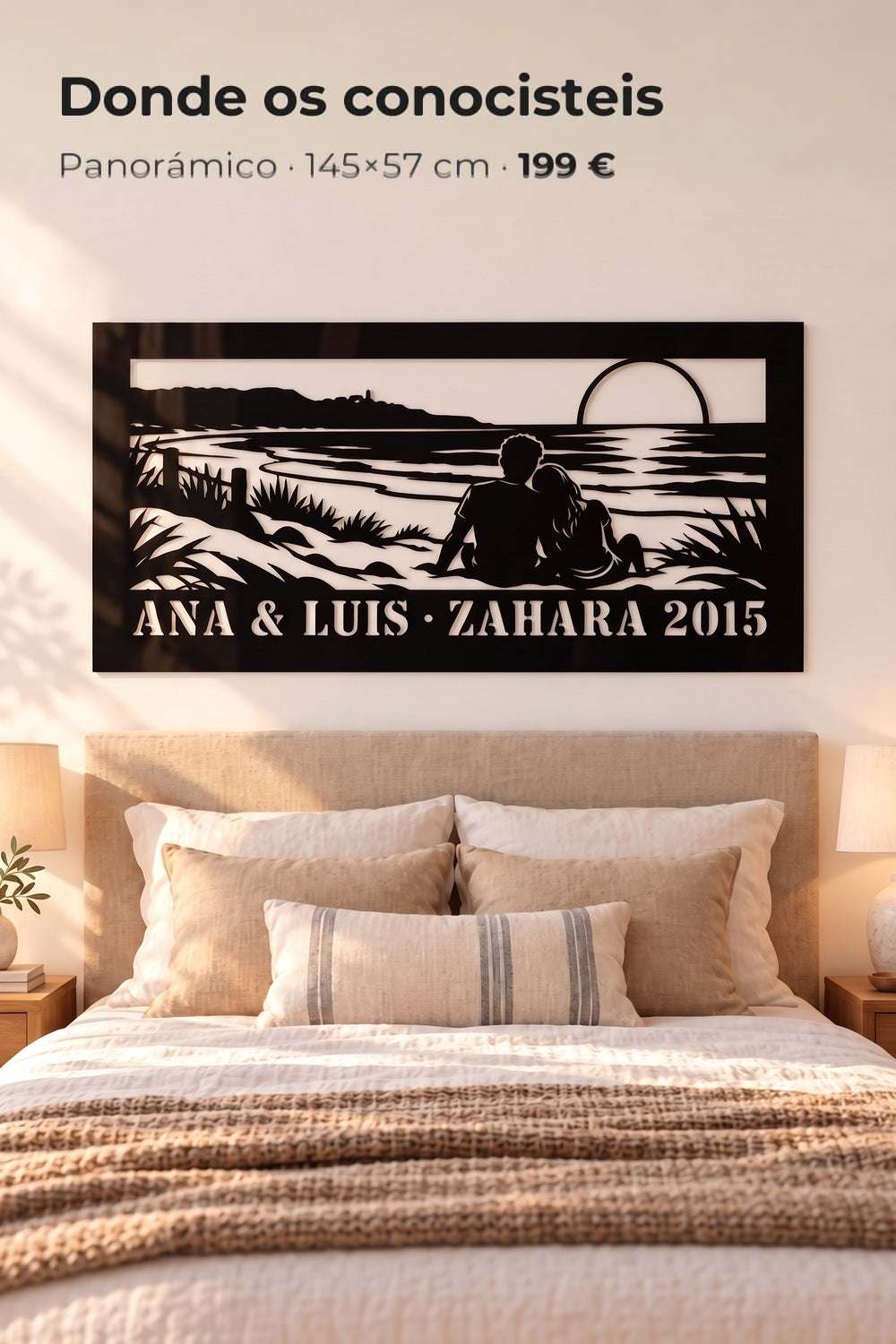Cuadro panorámico de una pareja en la playa de Zahara con sus nombres y el año 2015, con marco grueso, sobre la cama