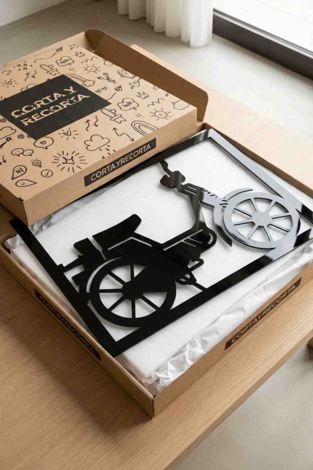 Vespino de aluminio lacado negro en su caja original Corta y Recorta.