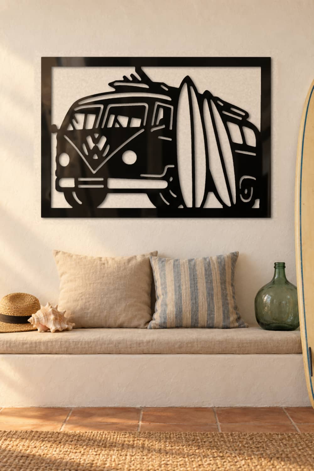 Cuadro Volkswagen T1 Bully Surf de metal negro sobre un poyete encalado en una casa de surf de Tarifa