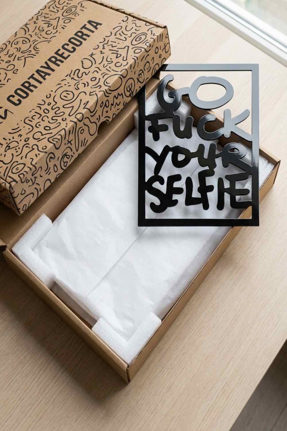 Go fuck your selfie - Cuadro decorativo | Cortayrecorta.es