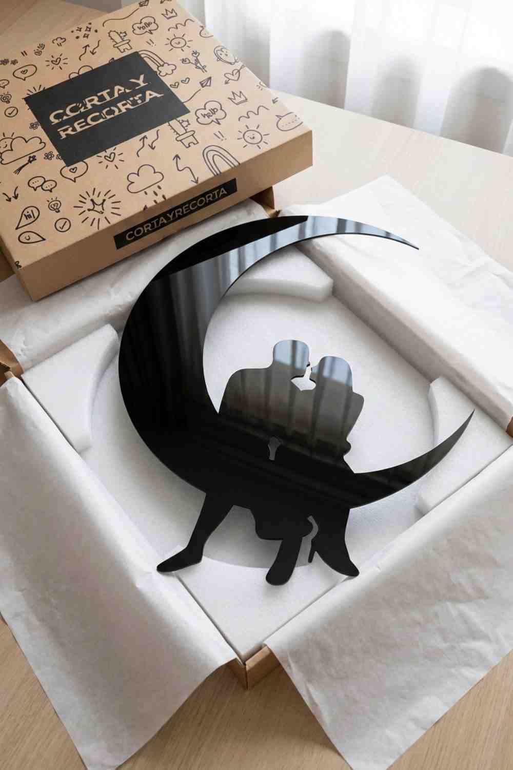 Pareja en la luna - Cuadro decorativo | Cortayrecorta.es