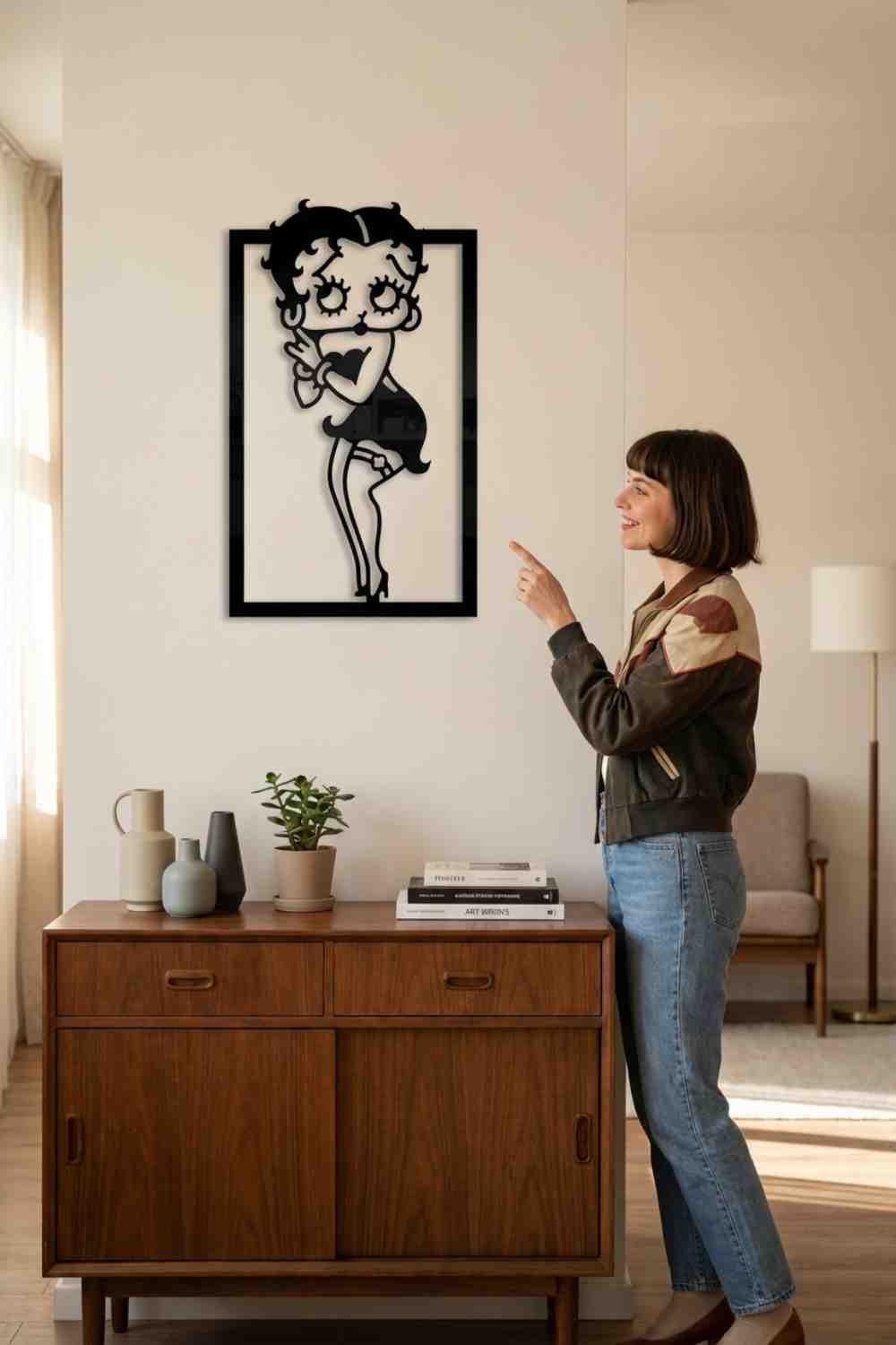 Betty Boop con las manos juntas