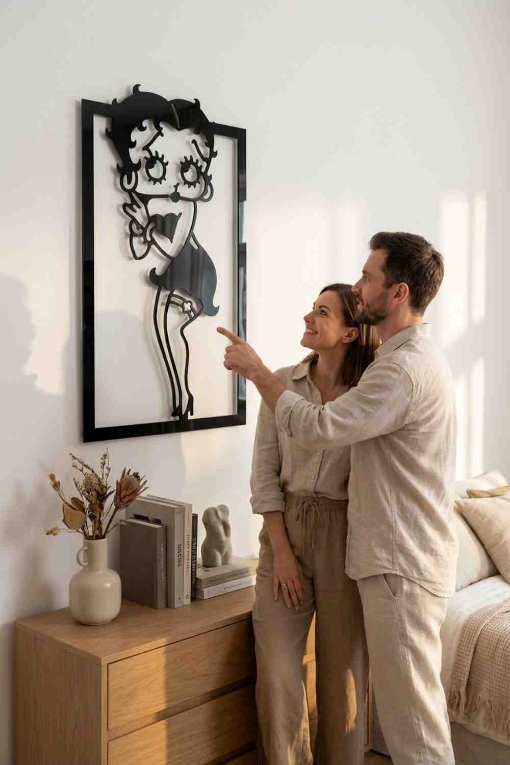 Betty Boop con las manos juntas - Cuadro decorativo | Cortayrecorta.es