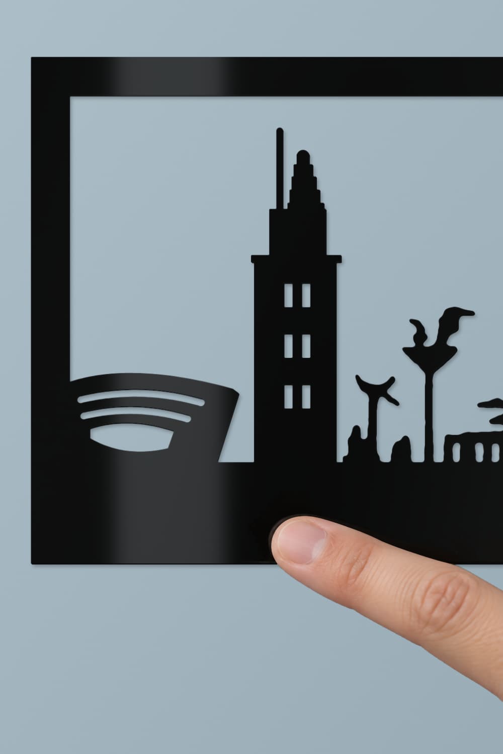 A Coruña: detalle de la Torre de Hércules en aluminio negro con una yema de dedo