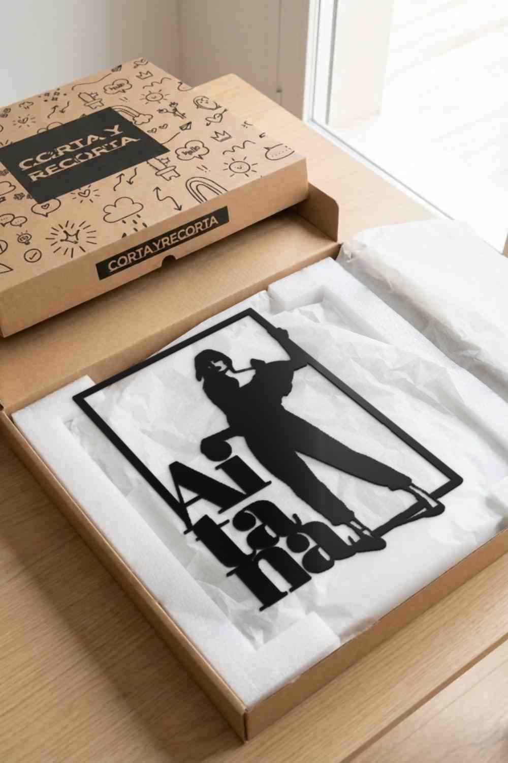 Aitana: cuadro de aluminio negro en caja kraft Corta y Recorta con protección interior.