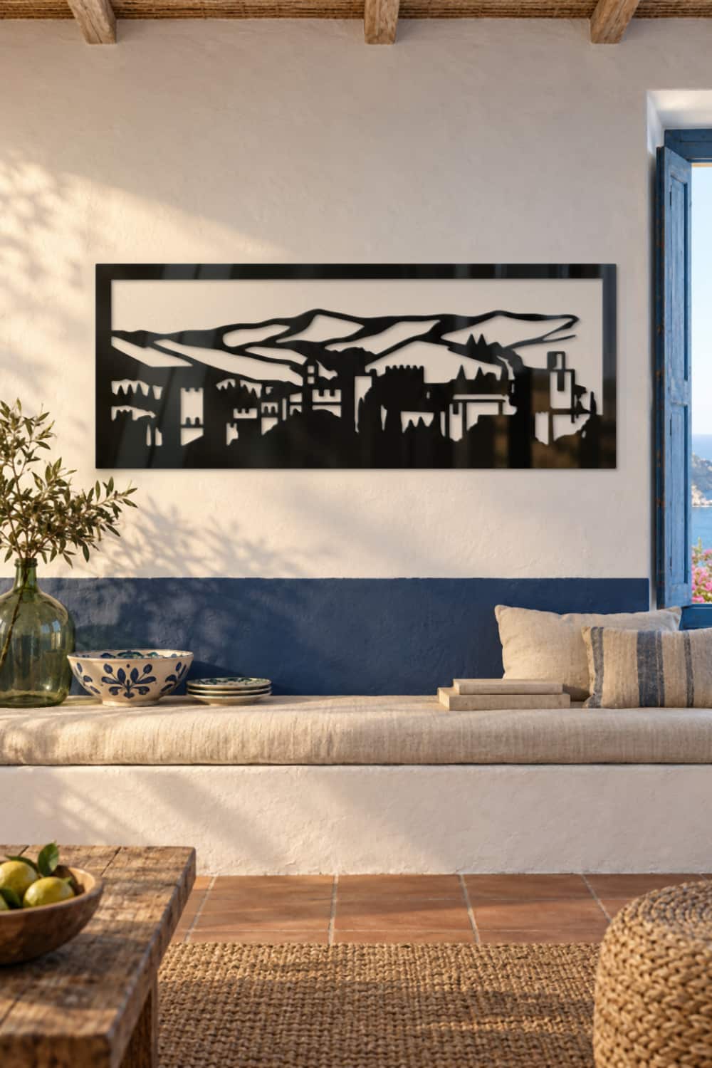 Alhambra y Sierra Nevada: salón mediterráneo blanco y azul con vistas al mar