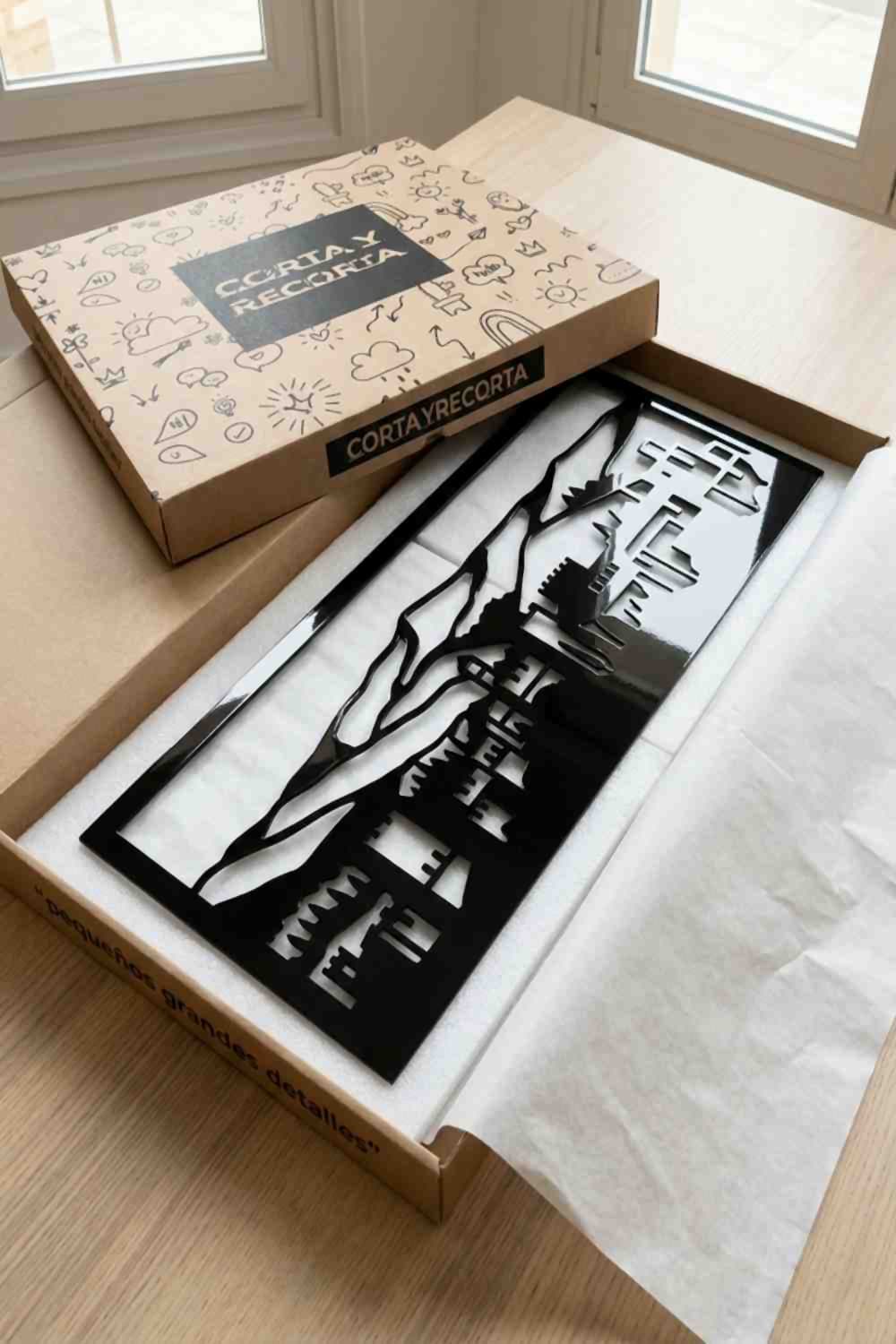 Alhambra y Sierra Nevada: pieza en su caja kraft original Corta y Recorta