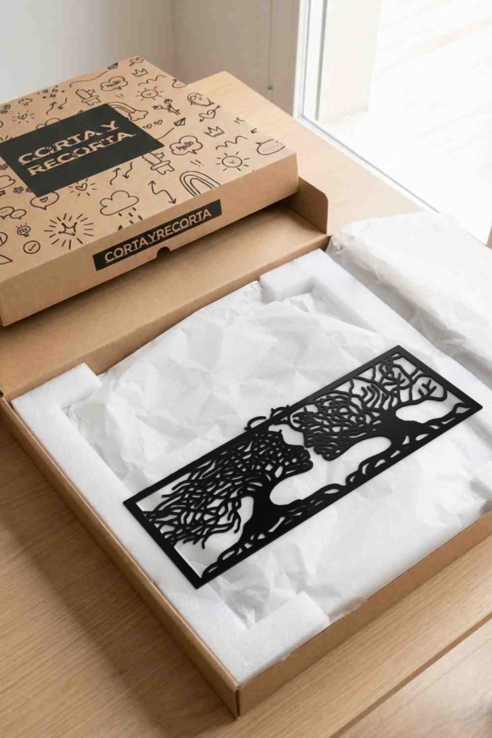 Amor De Raíz en su caja kraft Corta y Recorta con protección para regalo.
