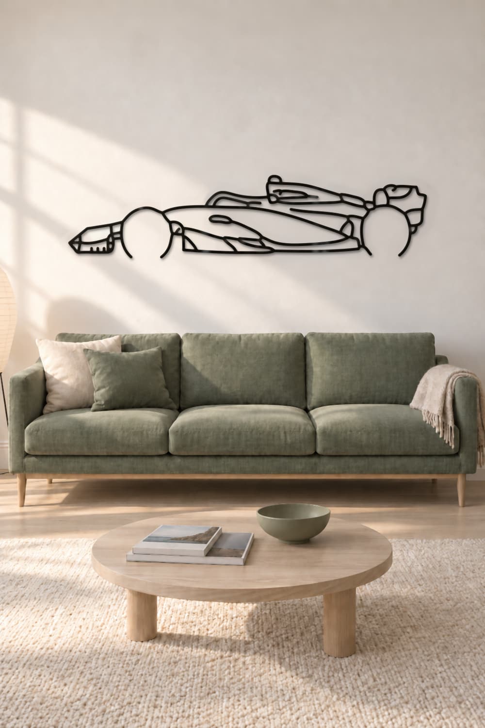 Aston Martin F1 AMR23 en salón nórdico con sofá salvia y madera clara