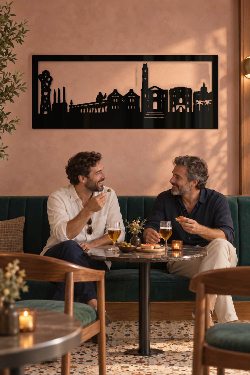 Cuadro Badalona en un café-bar mediterráneo con dos amigos compartiendo un aperitivo
