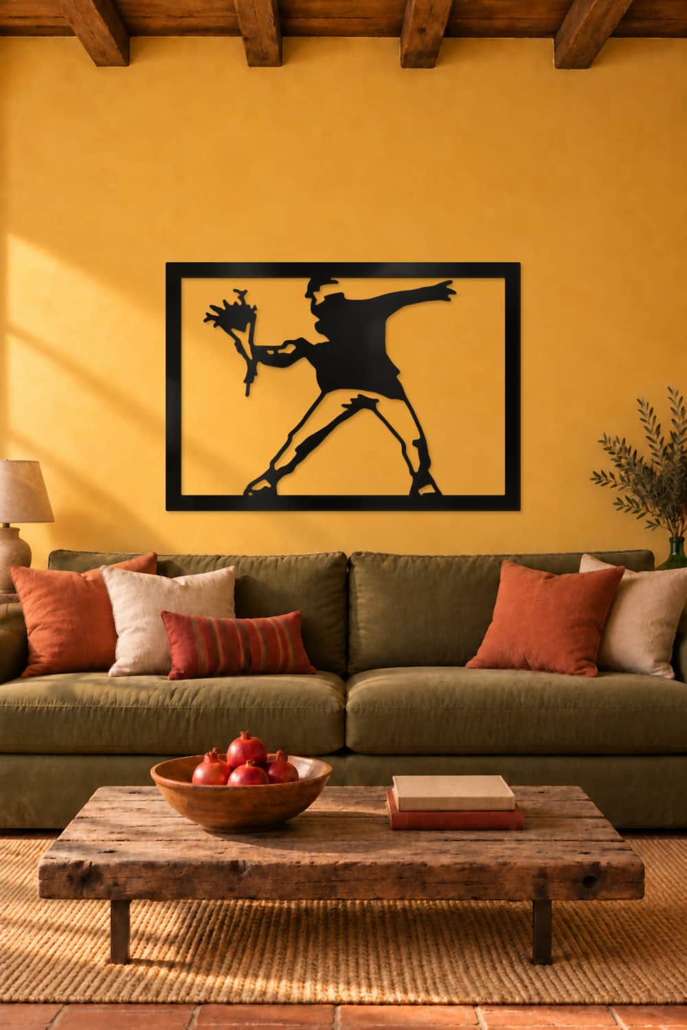 Banksy Classic de metal negro en salón castellano con vigas, pared ocre y sofá verde.