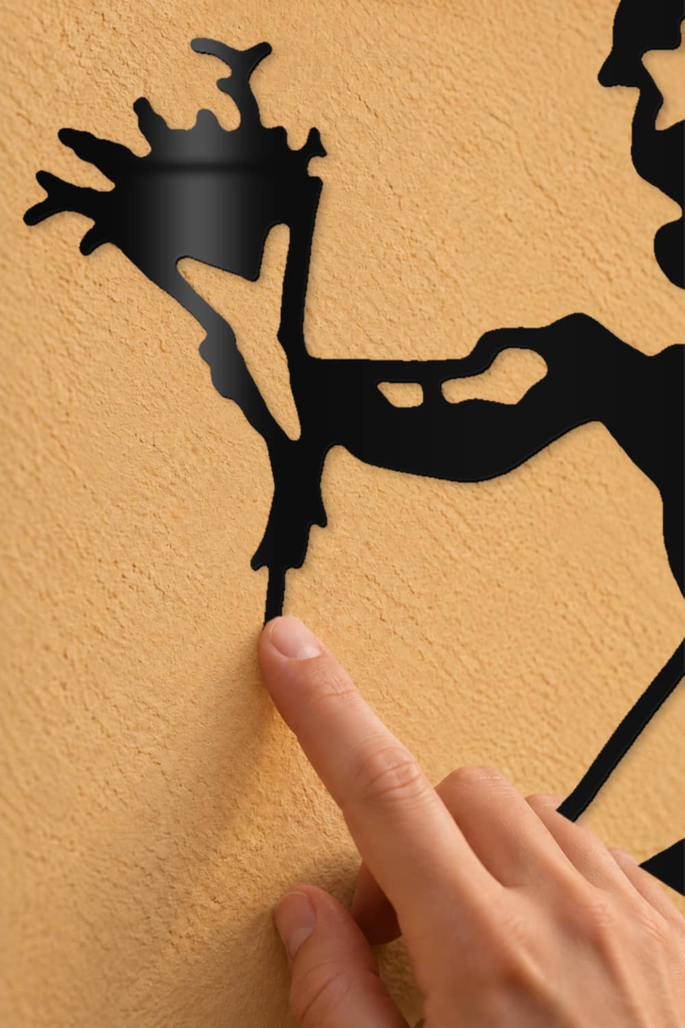 Banksy Classic: detalle del ramo en aluminio negro brillante con un dedo tocando el tallo.