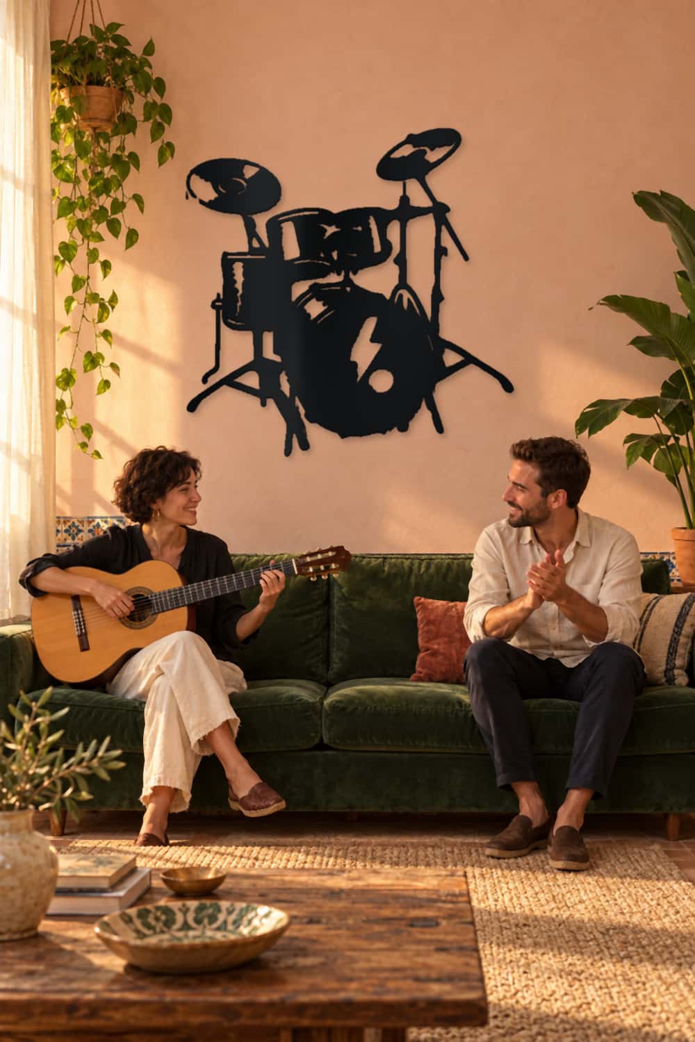 Batería de metal sobre sofá verde durante una reunión musical en una casa andaluza