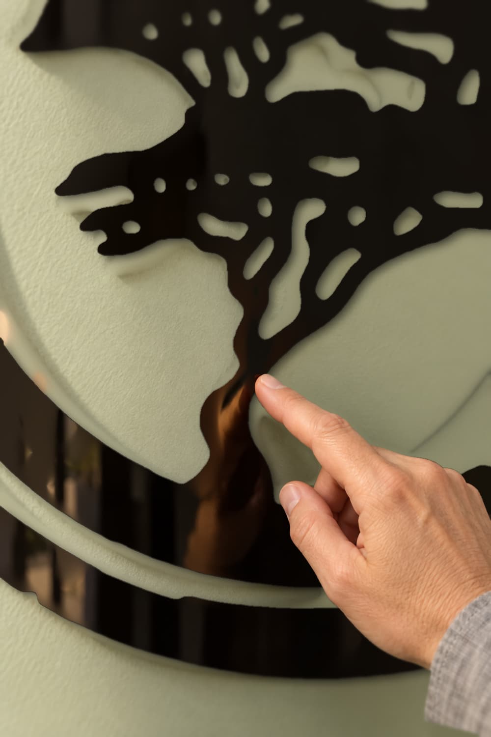 Bonsai Art: detalle del tronco, calados y laca negra brillante con una yema en contacto