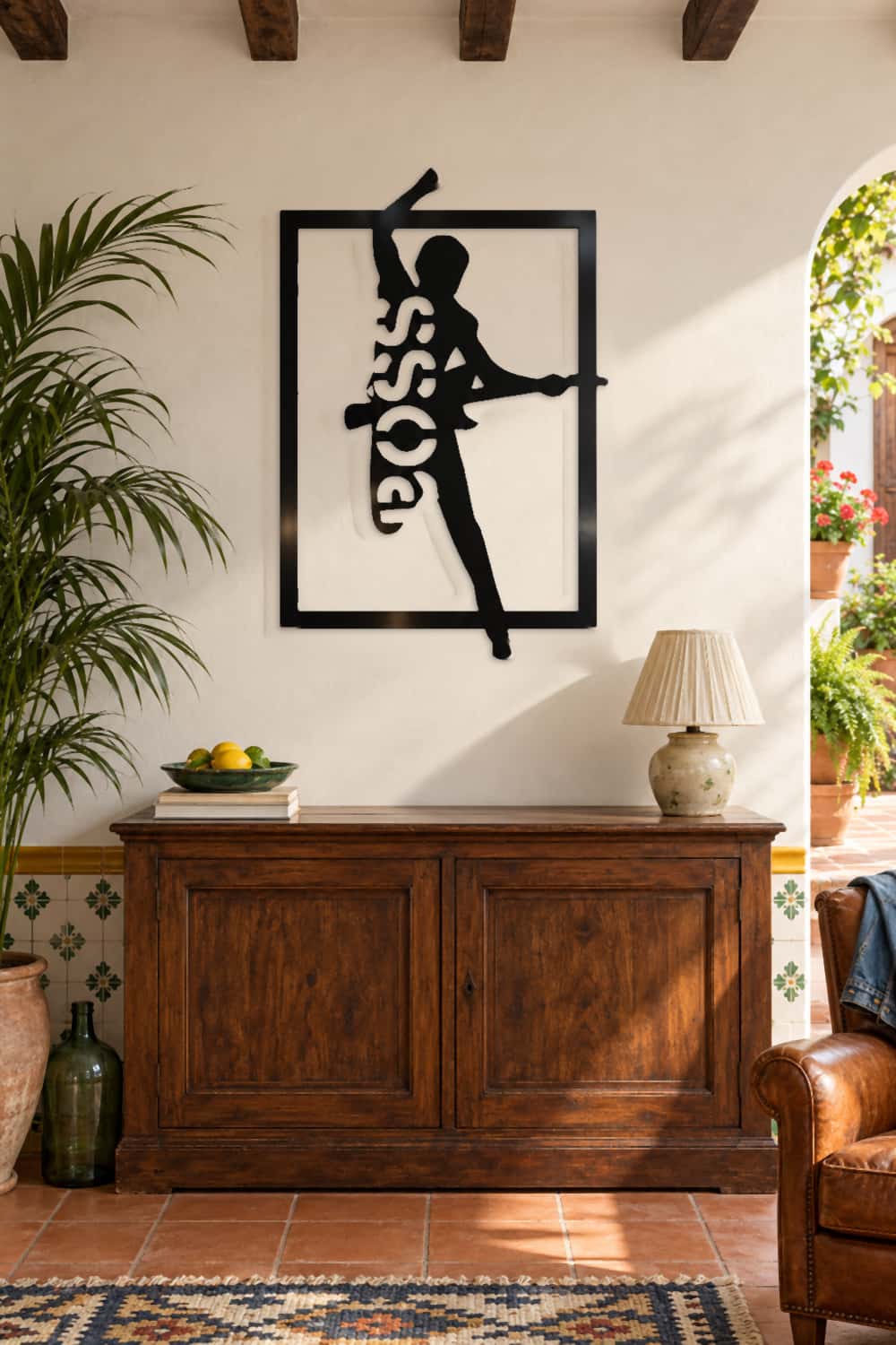 Bruce Springsteen Silueta: patio andaluz con azulejos y plantas