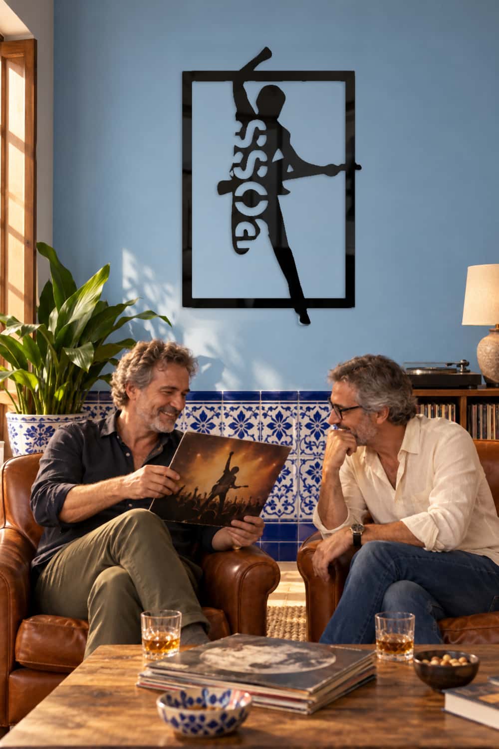 Bruce Springsteen Silueta: amigos compartiendo música en salón azul