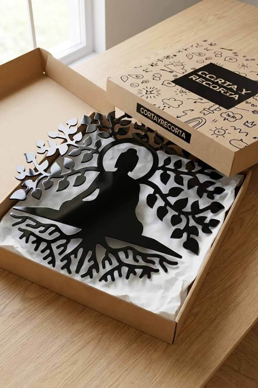 Budha De La Vida embalado en su caja de Corta y Recorta con papel de seda