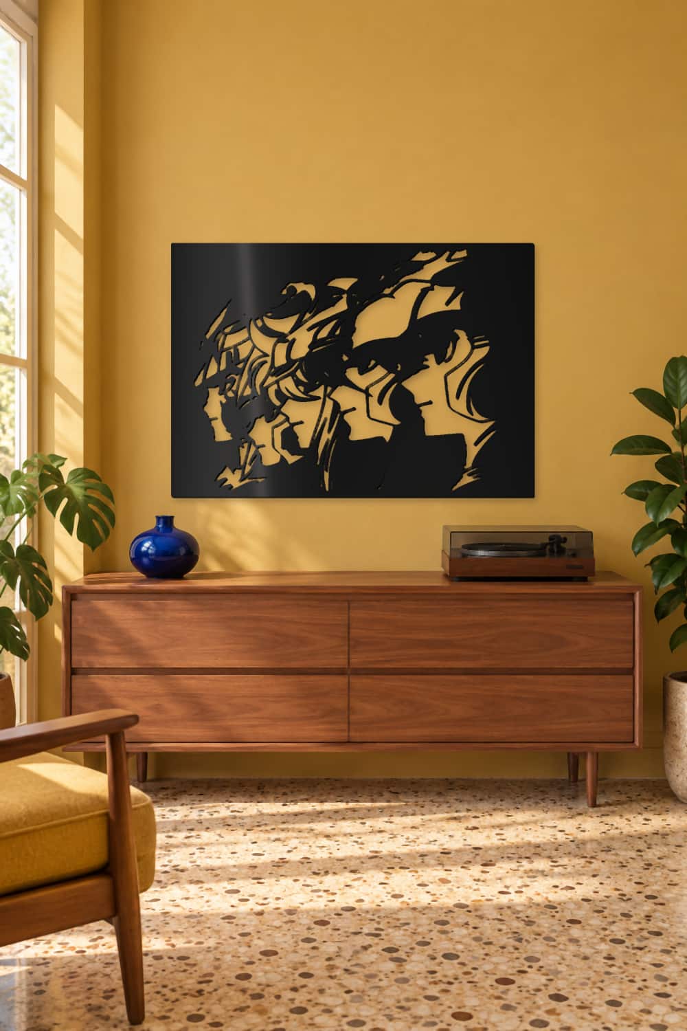 Caballeros Del Zodiaco en salón mid-century con nogal, pared mostaza y luz cálida.