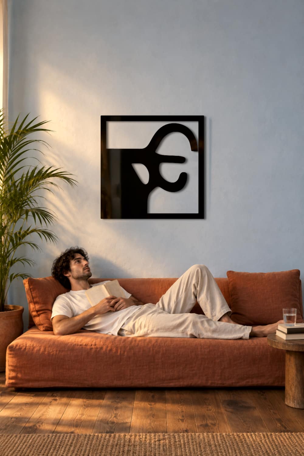 Chillida Nº 2 en un rincón de lectura azul con diván teja y luz lateral de tarde.