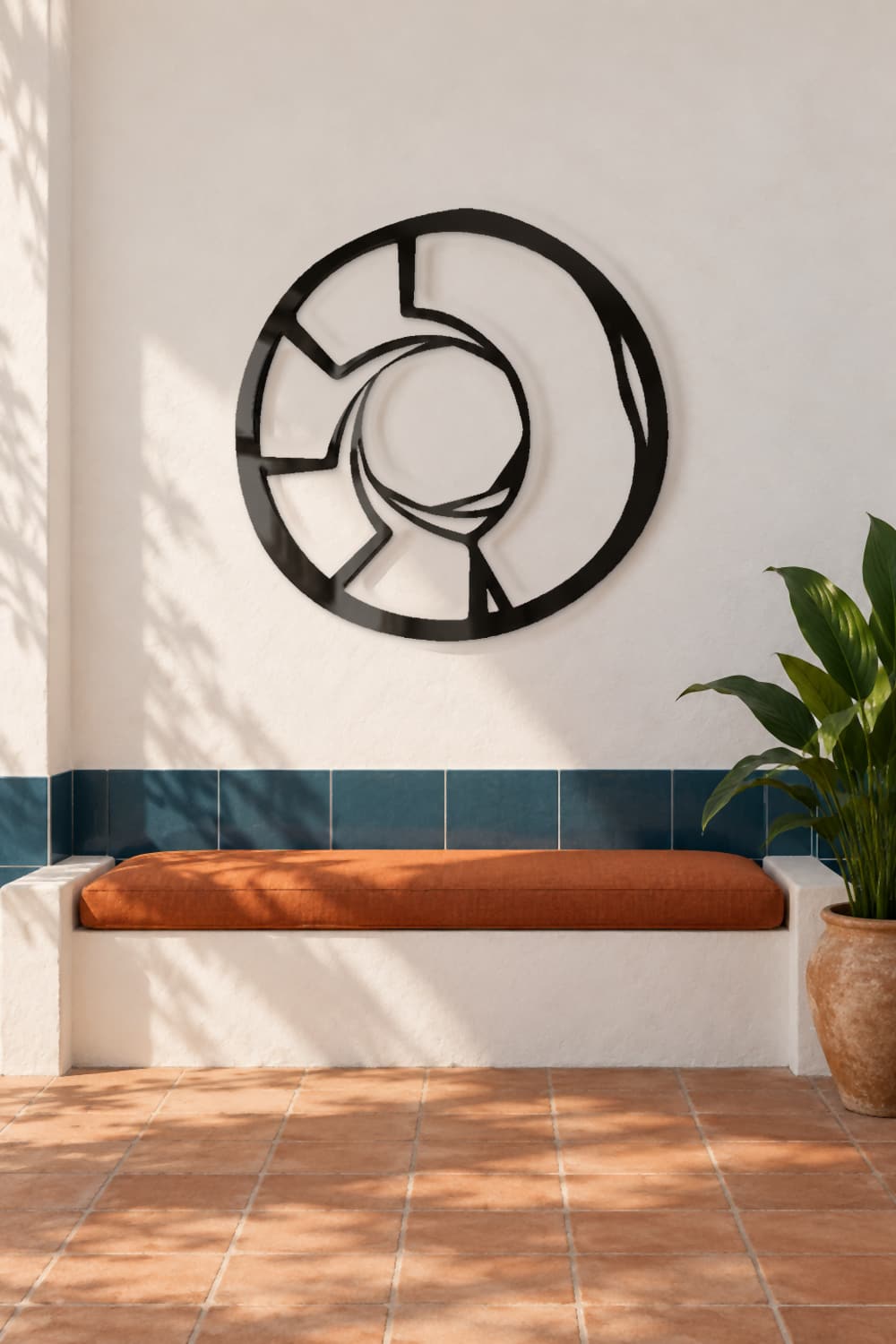 Circle de aluminio negro brillante en patio andaluz con azulejos y banco terracota