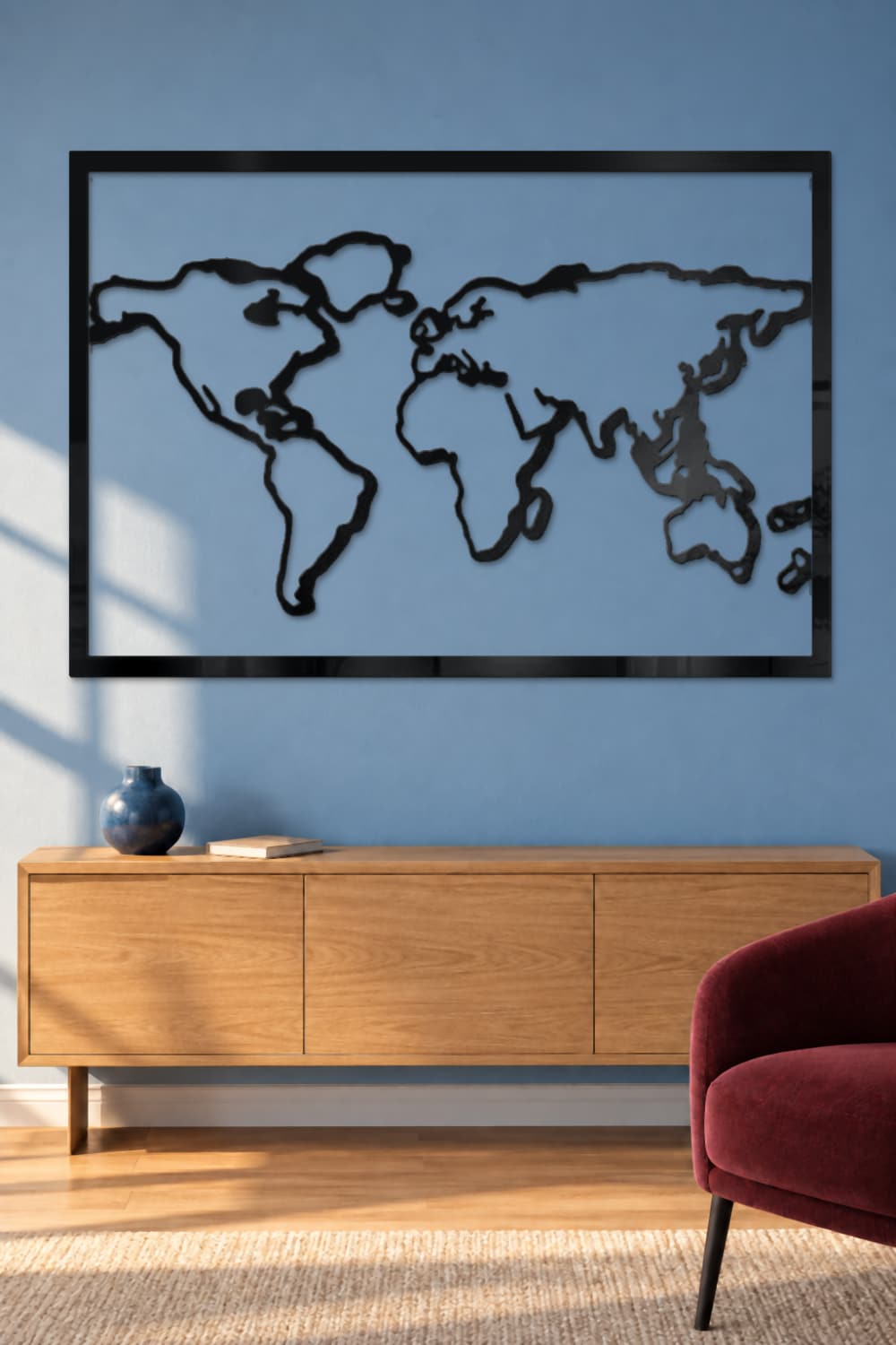 Clean Map, cuadro de metal negro brillante en un coworking con pared azul y consola de roble