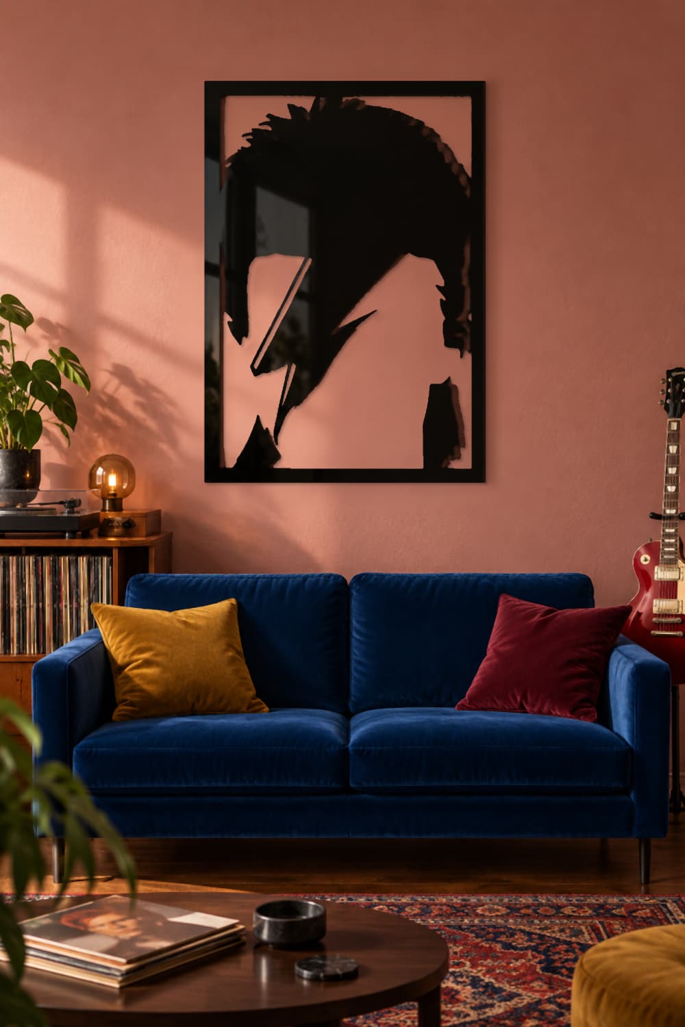 David Bowie en aluminio negro brillante en salón glam rock con sofá azul, vinilos y guitarra