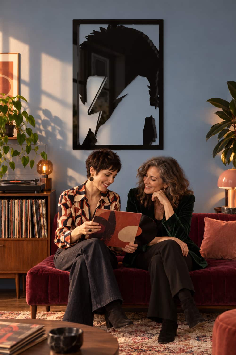 David Bowie en un salón musical con dos amigas compartiendo un vinilo