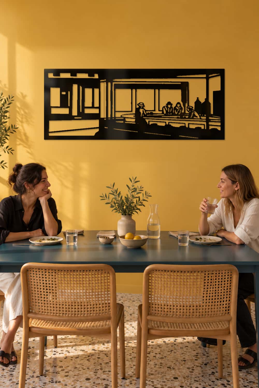 Edward Hopper Nightawks (1942): sobremesa entre amigas en comedor amarillo