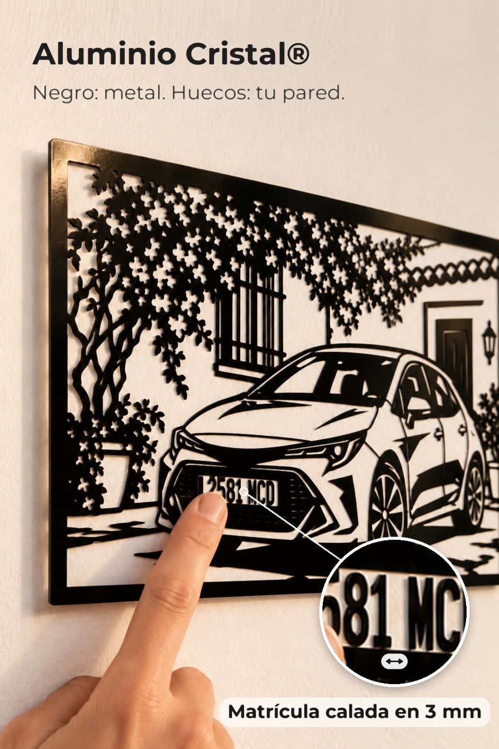 Detalle de la matrícula calada en un cuadro personalizado de un Toyota Corolla de Aluminio Cristal®