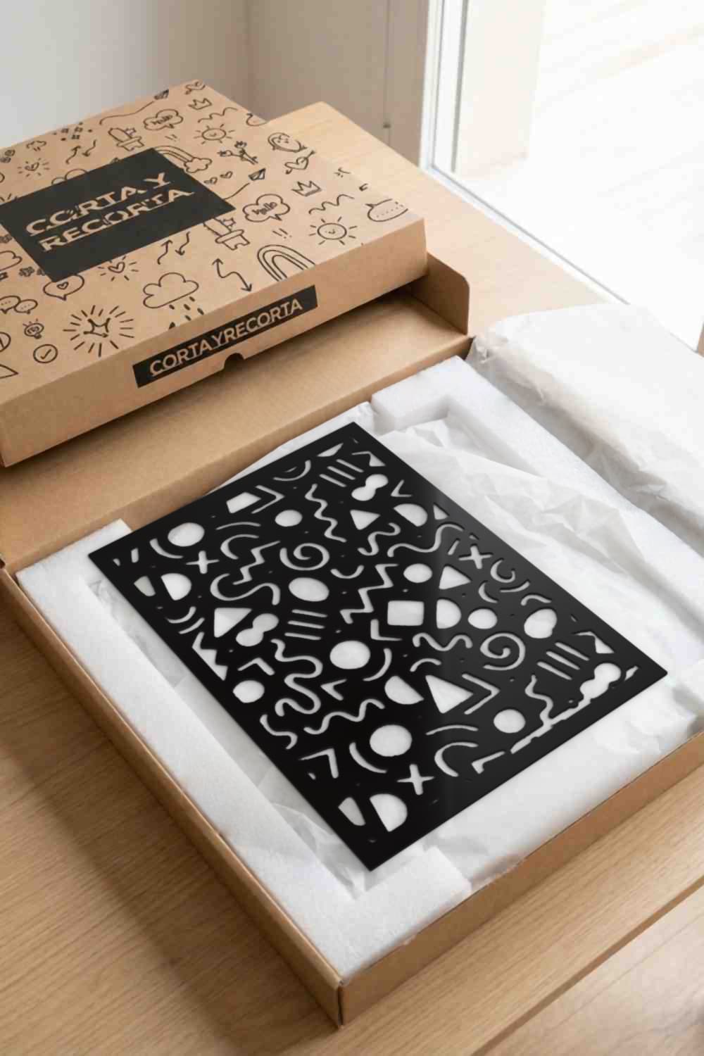Estrambotic con su diseño calado en caja kraft Corta y Recorta