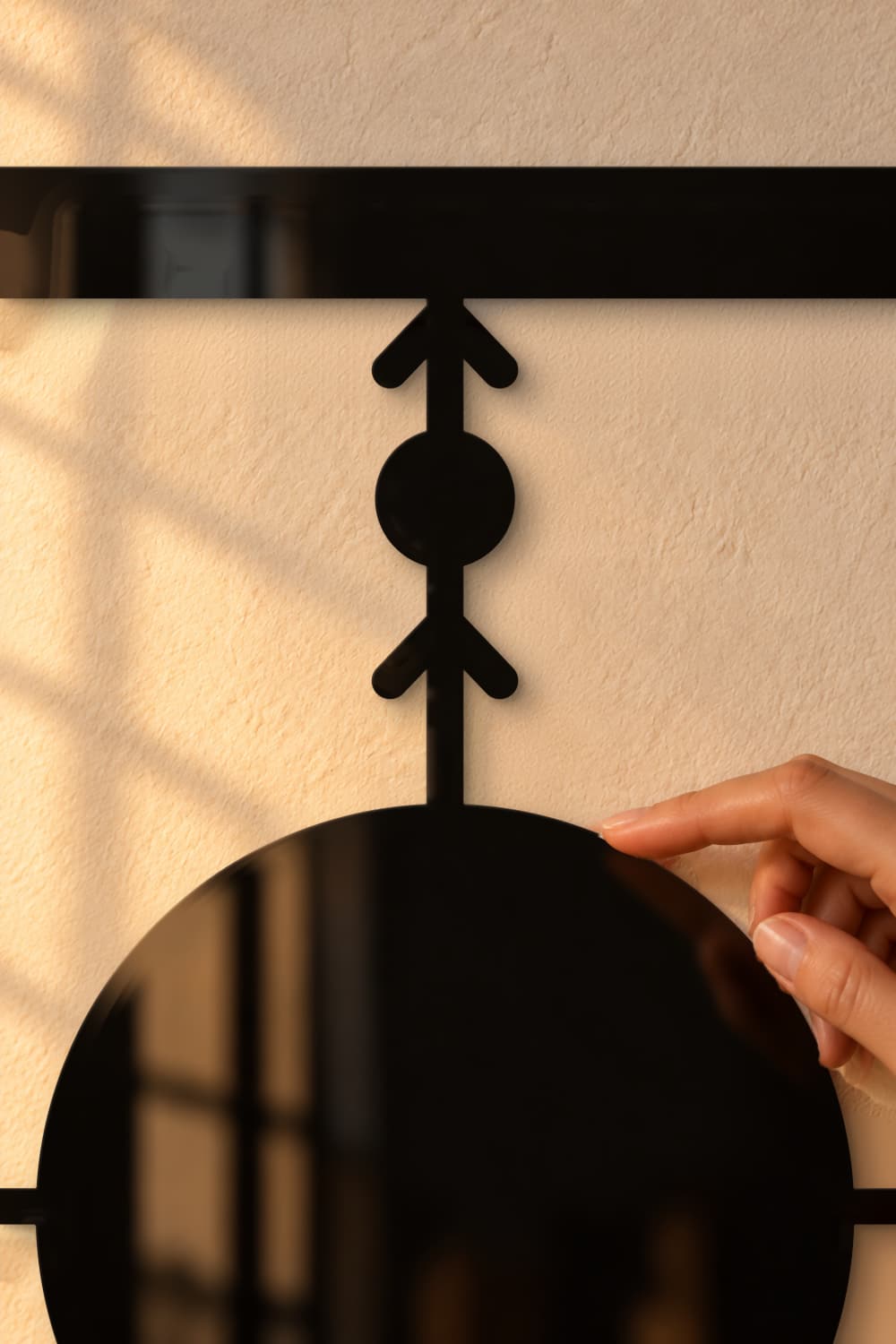 Detalle del cuadro Fases Lunares: luna llena de aluminio negro lacado con reflejos y una mano