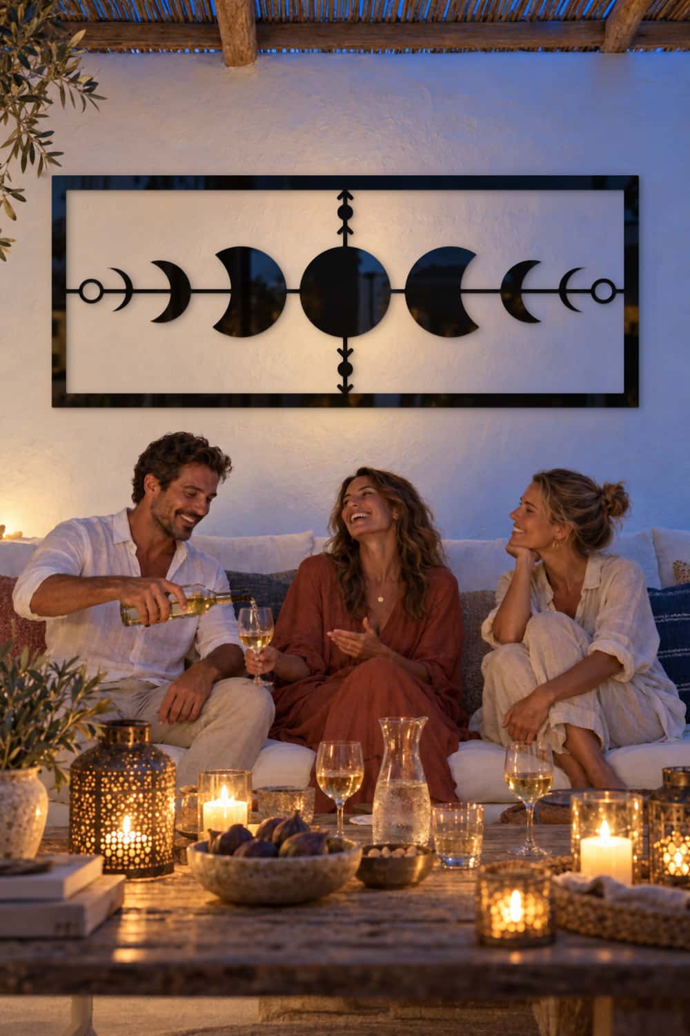 Cuadro Fases Lunares sobre el sofá de una terraza de Ibiza en una cena de verano con amigos